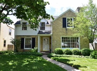 5243 N Santa Monica Blvd, Whitefish Bay, WI 53217
