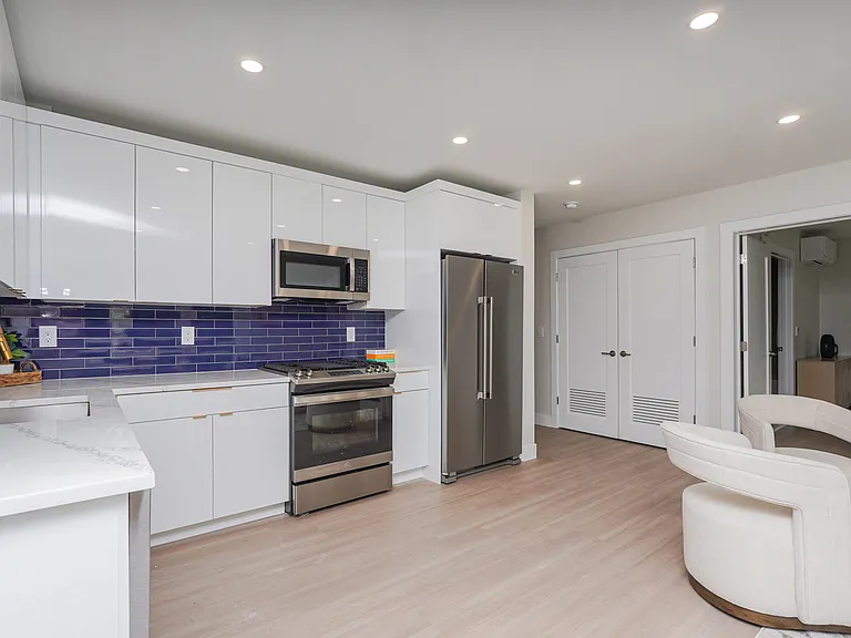 27 3rd Ave — Photo 3