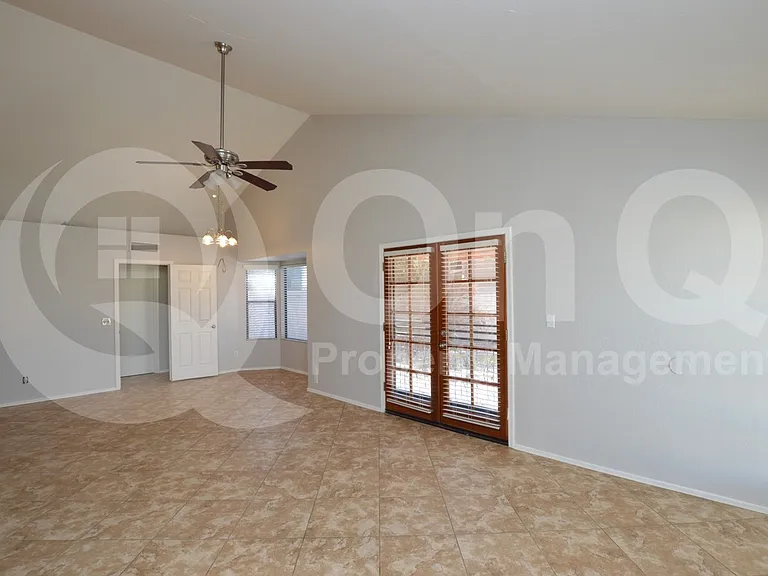 2808 E Nora St — Photo 8