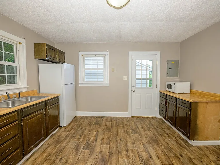 514 Henry St — Photo 15
