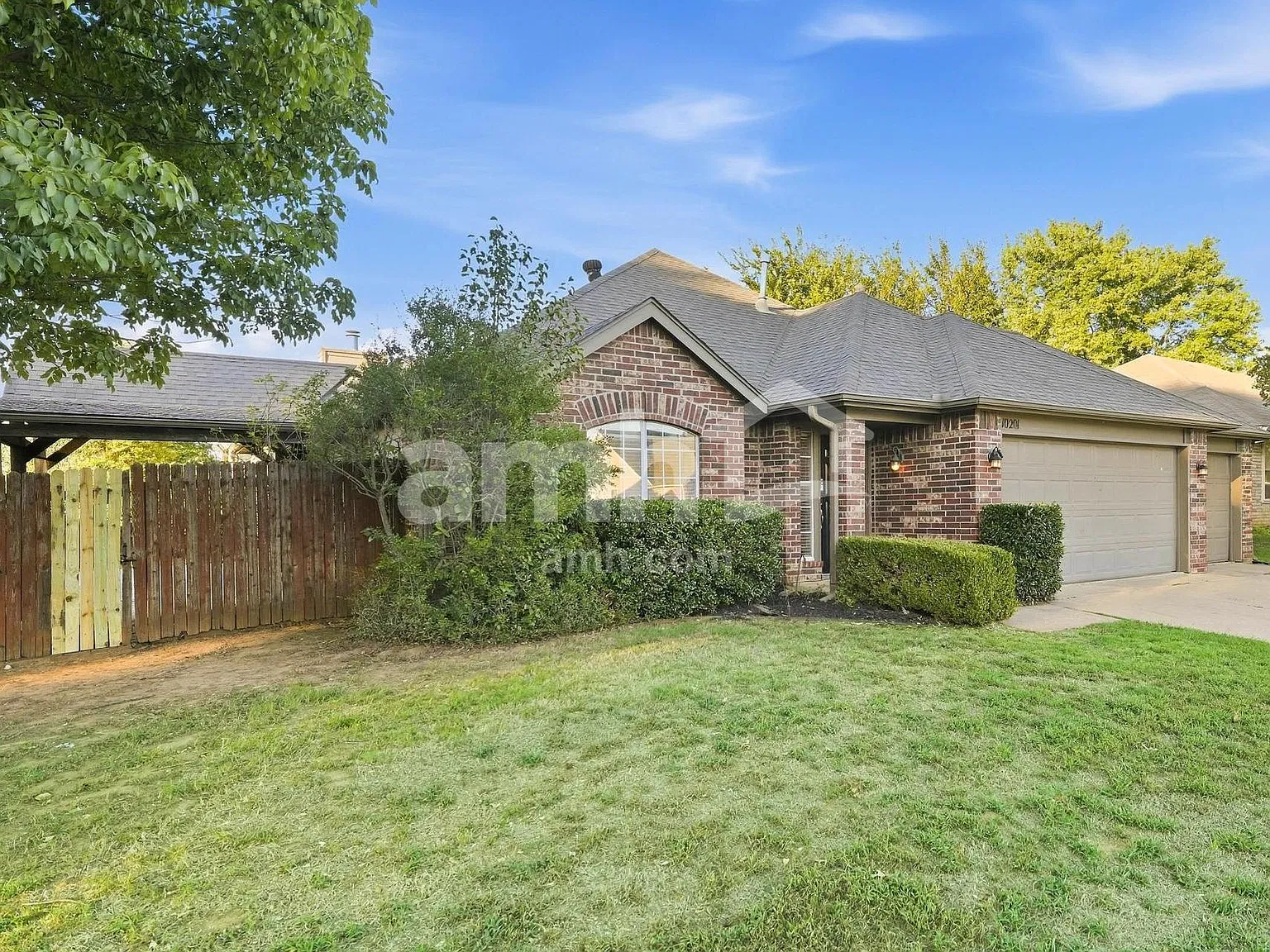 3 bed, 2.0 bath, 1862 sqft, $2,110 — Photo 2