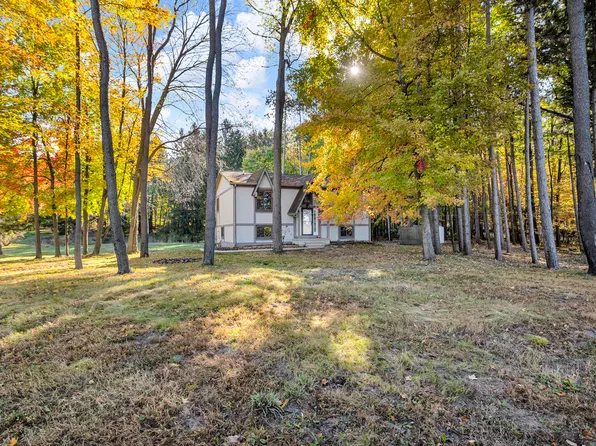 4042 Burns Rd, Howell, MI 48855