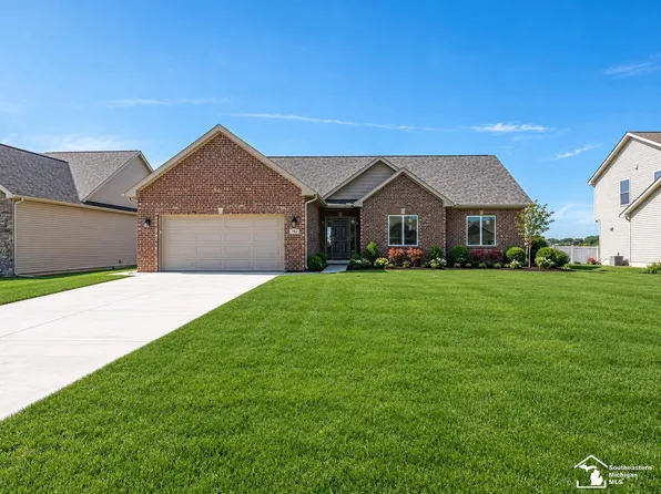 792 E Sweet Briar Ln, Monroe, MI 48161