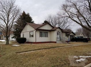 1420 Walnut St, Hull, IA 51239