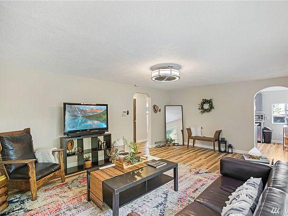 4th image of 2458 SE Lund Ave