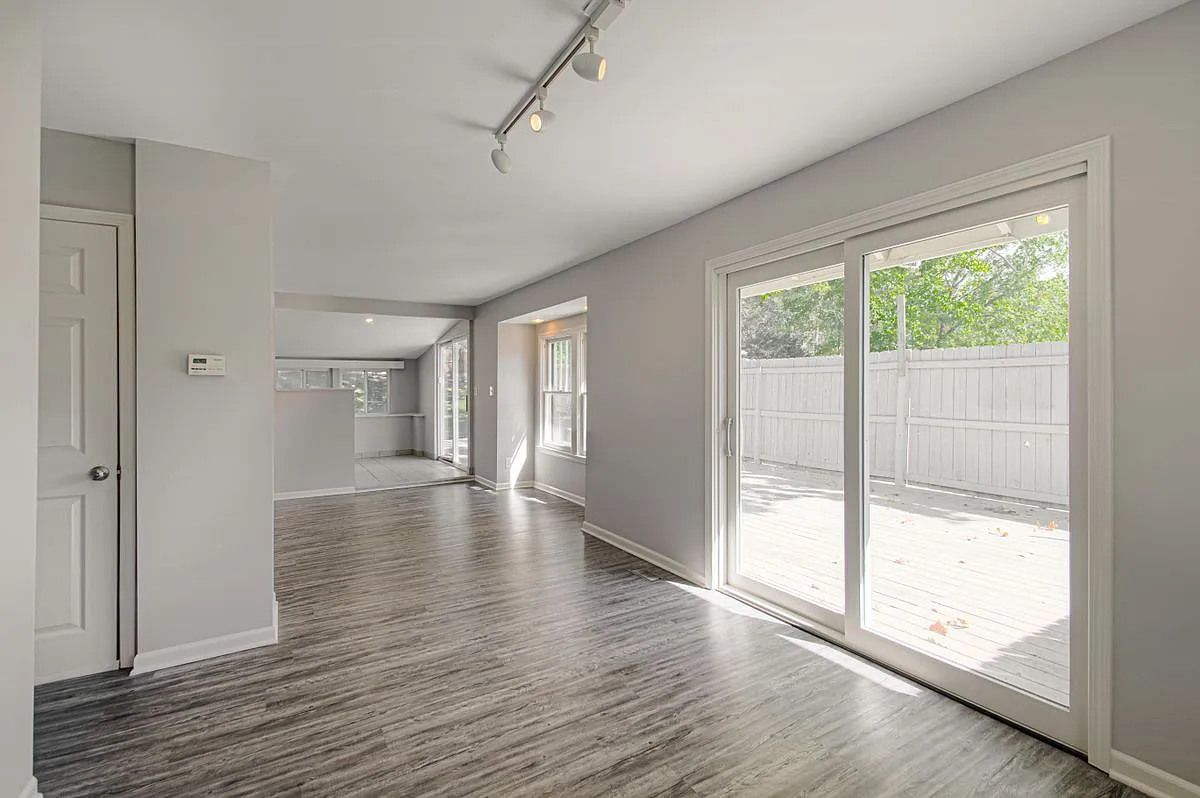 3 bed, 2.0 bath, 1183 sqft, $2,000 — Photo 4