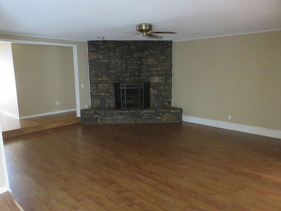 3rd image of 844 S Chateau Dr