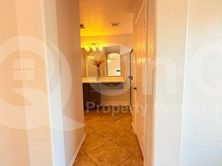 1103 E Grove St — Photo 11