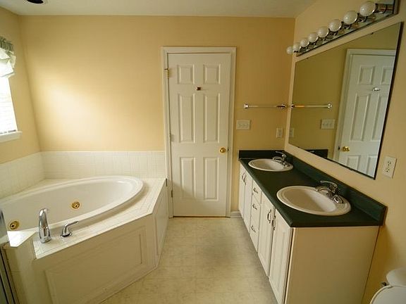 3rd image of 11922 Cedar Dr