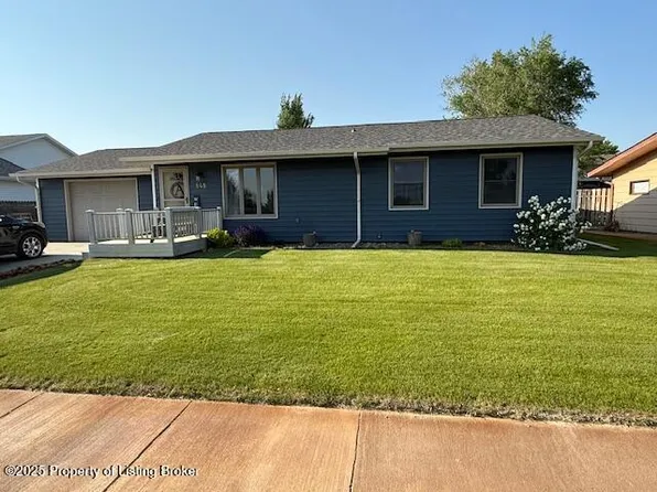 848 21st St W, Dickinson, ND 58601