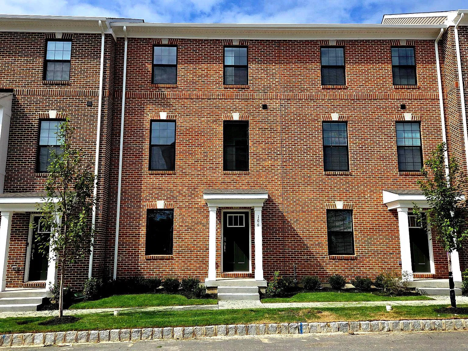 3 bed, 2.5 bath, 1763 sqft, $3,300 — Photo 1