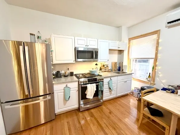 206 Hanover St, Boston, MA