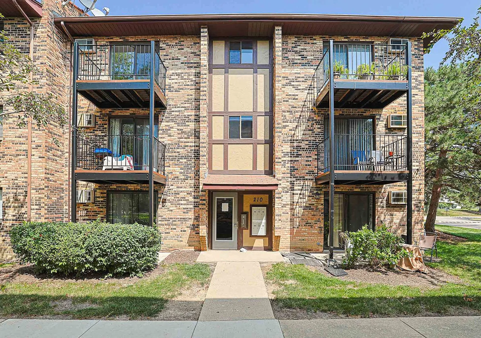 2 bed, 1.5 bath, 845 sqft, $1,750 — Photo 1