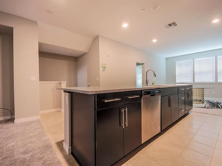 1579 Pratt Pl — Photo 11
