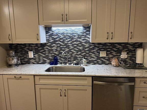 5th image of 2401 Shadowbrook Dr