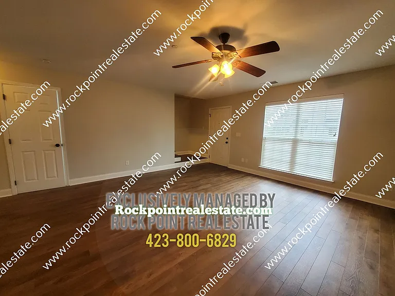 1130 Maple Tree Ln — Photo 4