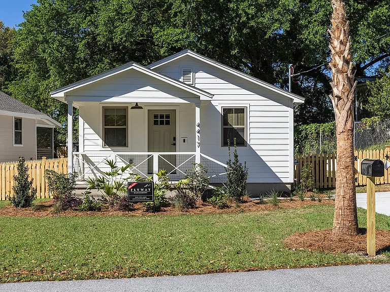 4417 Bixby Ln — Photo 2