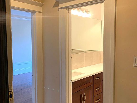 2nd image of 673 Oak St #6
