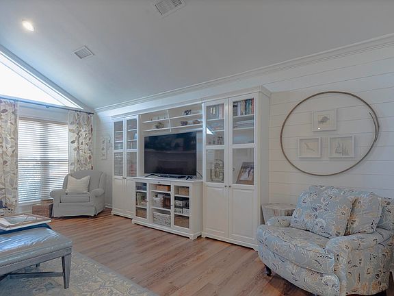 4th image of 143 E Park Manor Cir