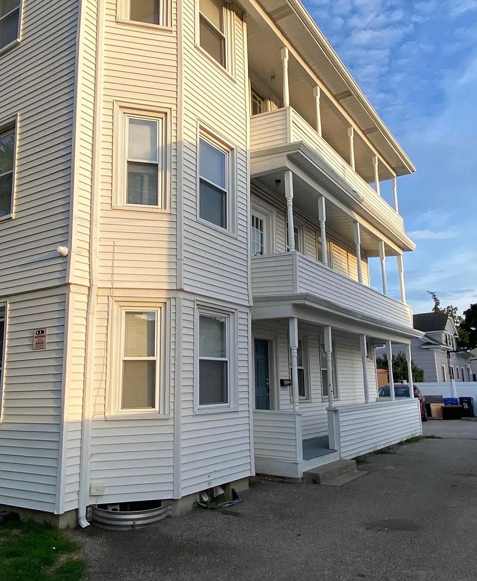 3 bed, 1354 sqft, $2,200 — Photo 1