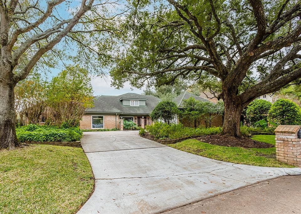 Beautiful 4/4/2 home on gorgeous lot with pool, lake and golf course views.