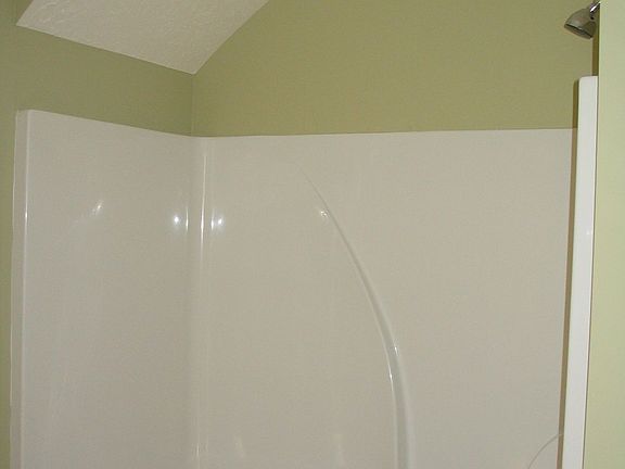 Shower/Tub w/arch & recessed light
