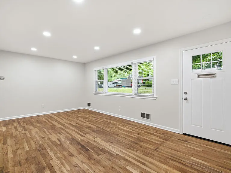 18 Grandin Cir — Photo 2