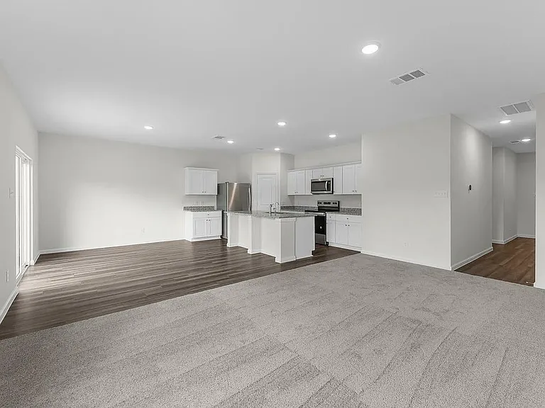 2110 Meadow Park Dr — Photo 2