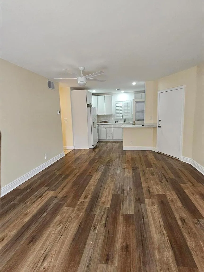 2 bed, 2.0 bath, 940 sqft, $2,000 — Photo 2