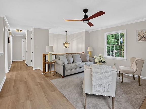 4th image of 657 Overlook Ct