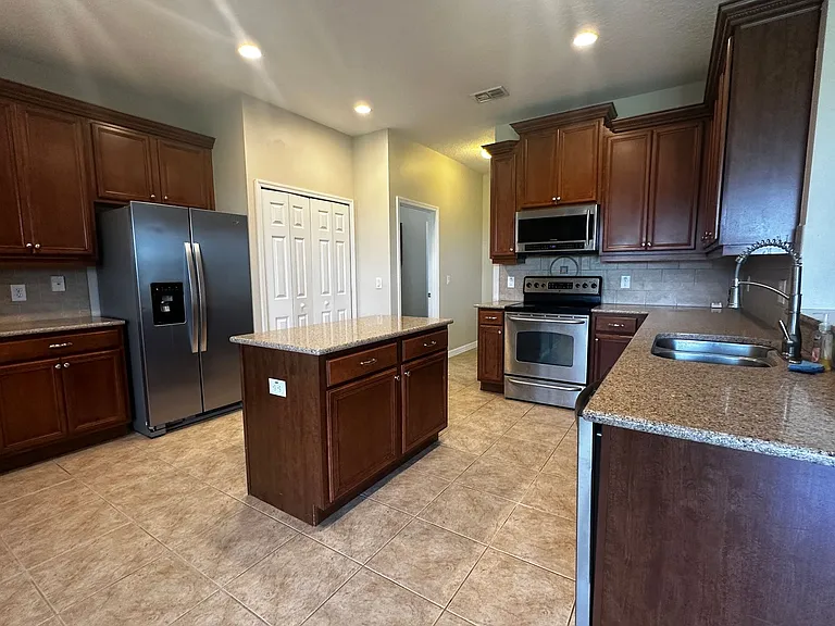 1904 Candlenut Cir — Photo 7