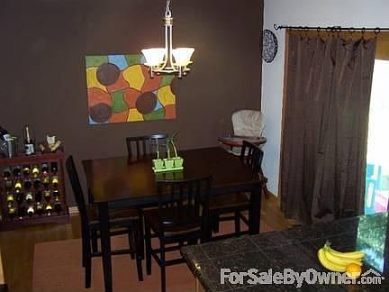 Dining area
						:
						Family size