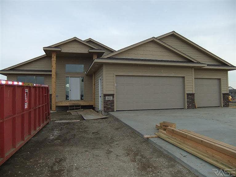 1st image of 600 Cedar Cir