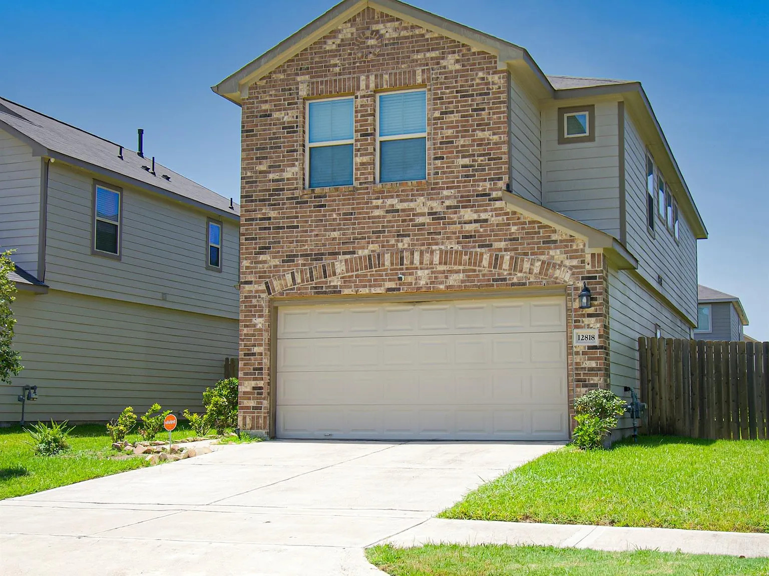 4 bed, 2.5 bath, 2032 sqft, $2,300 — Photo 2