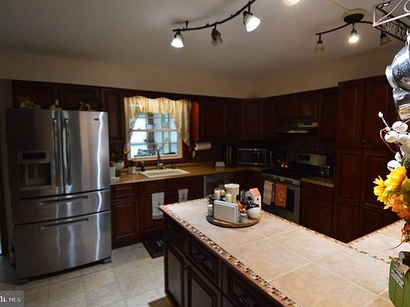 4th image of 100 Brookfield Dr