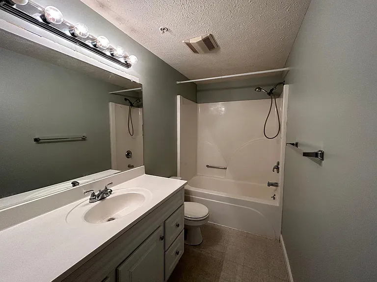 Third floor full bathroom