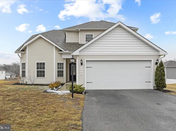 300 Headwaters Dr, Falling Waters, WV 25419