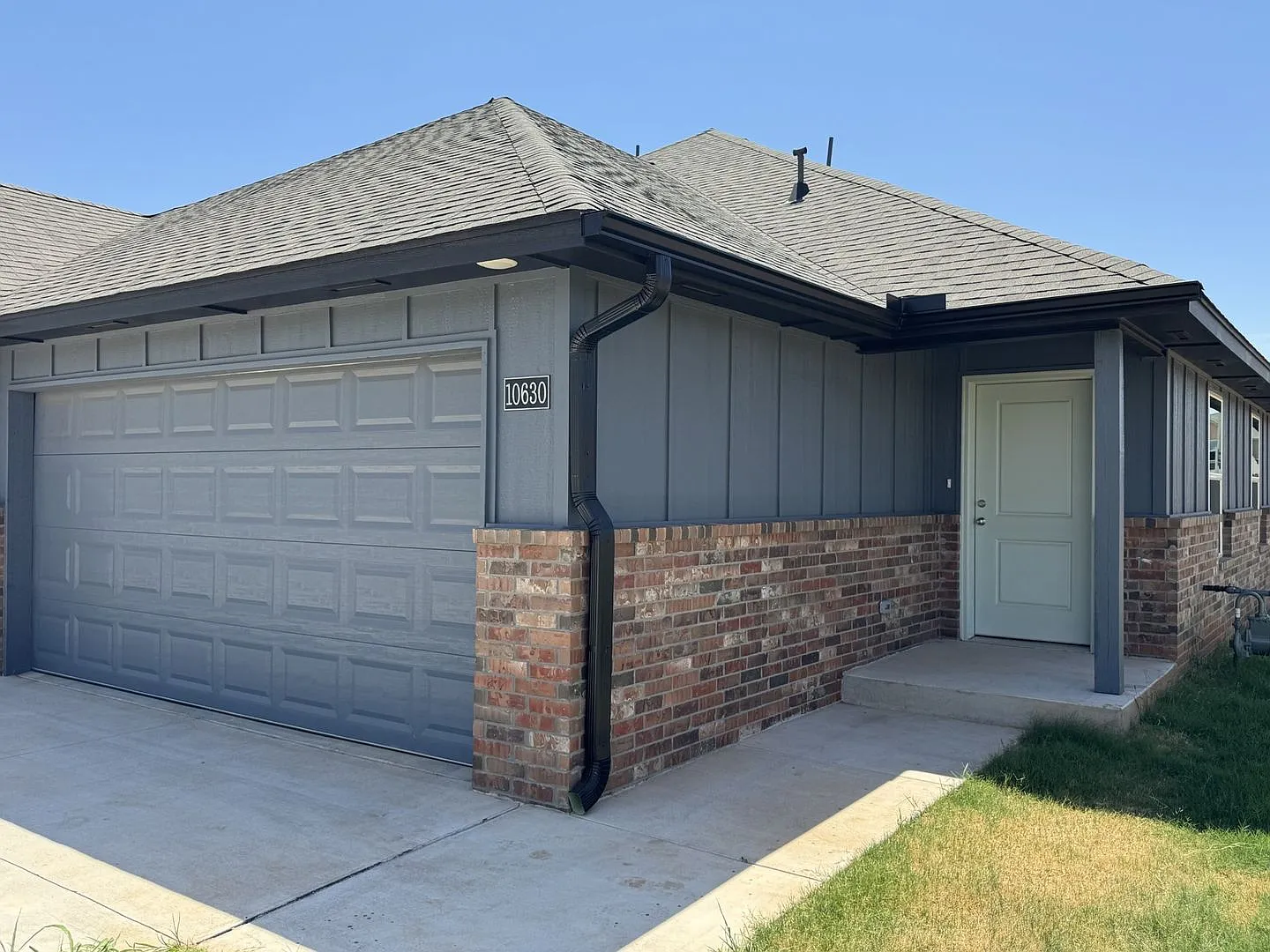 Brand New Stunning and Spacious 3 Bedroom 2 Bath Duplex in Mustang Schools — Photo 2