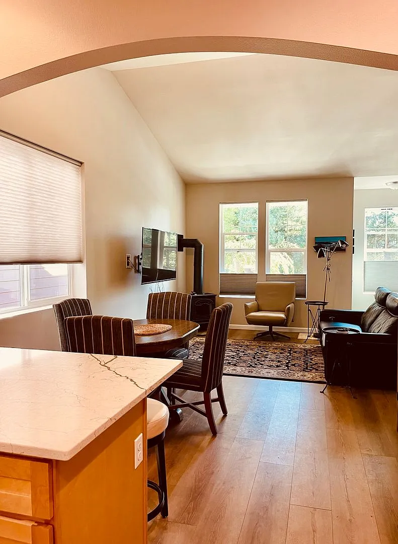 Fully Furnished 2 bedroom cottage in downtown Poulsbo...available starting 9-15 — Photo 4