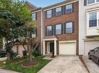 2432 Clover Field Cir, Herndon, VA 20171