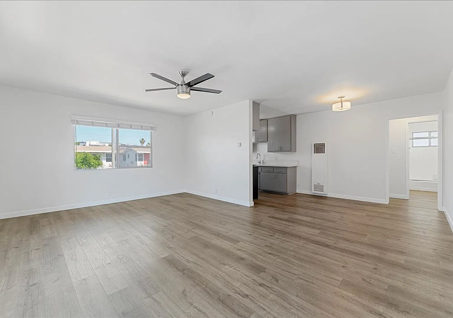 Beautiful One Bedroom Apartment Available In The Heart of Long Beach! — Photo 1