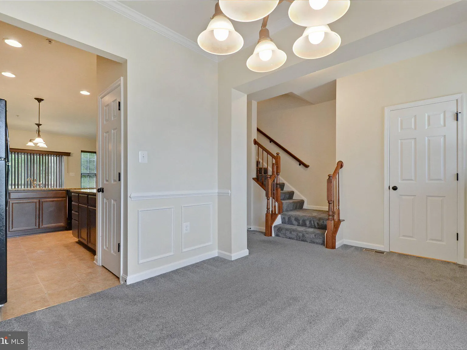 3 bed, 3.5 bath, 2096 sqft, $2,500 — Photo 3