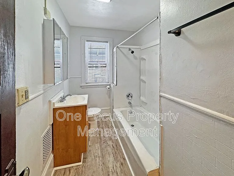 325 Percy St — Photo 8