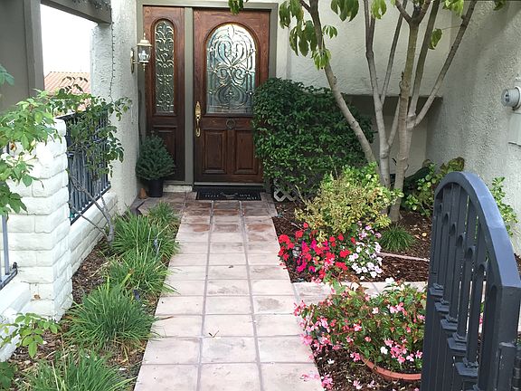 Front walkway garden