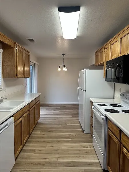 2 bed, 1.5 bath, 1033 sqft, $1,725 — Photo 3