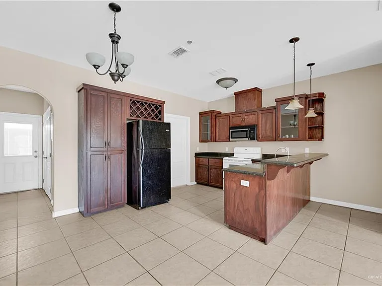 3700 S Embassy Ave #3 — Photo 4