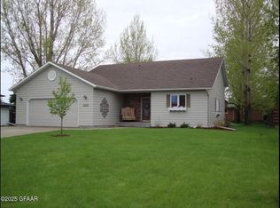 1016 7th St SE, East Grand Forks, MN 56721