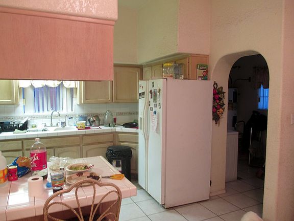 5th image of 1519 E Constitution St
