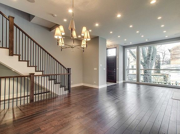 3rd image of 533 N Marshfield Ave