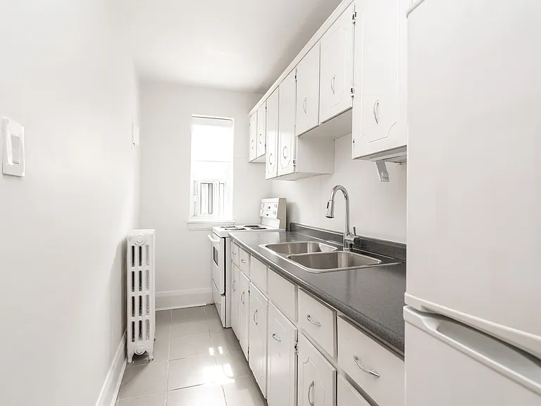 118 Roncesvalles Ave — Photo 1